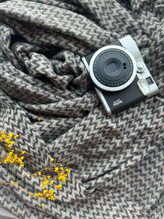 Pure Cashmere Throw Blankets in Polaroid Black